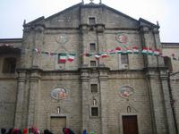 vor der Kirche 