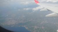 Über den Wolken im Flugzeug nach Berlin