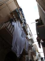 Wäsche hängt zum Trocknen am Balkon