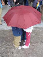 Kinder unterm Regenschirm