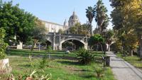 Blick aus einem Park am Parkplatz des Busses in Catania