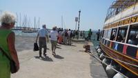 Einsteigen auf das Rundfahrtsschiff in Syrakus