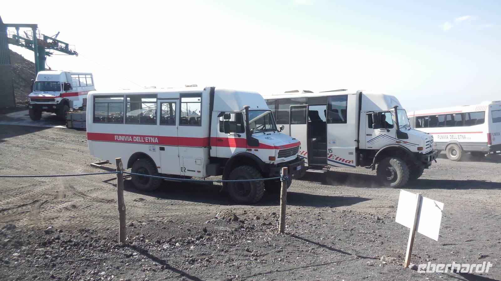 Jeeps von der Seilbahn (etwa 2400 Meter über dem Meer) bis auf 2960 Meter des Ätna