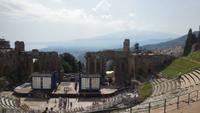 Aussicht von den oberen Reihen des griechischen Theater mit dem Ätna im Hintergrund