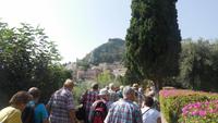Blick durch die Parkanlage von Taormina