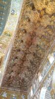 kunstvoll geschmückte Decke aus Holz und mit bemaltem Samt