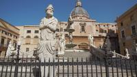 Brunnen vor dem Rathaus in Palermo