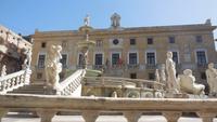 Brunnen mit dem Rathaus in Palermo