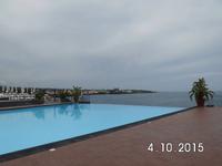   der Pool scheint im Meer zu enden