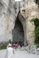 riesige Höhle im archeologischen Park