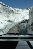 Auffahrt zur Vulkanspitze durch 4m hohe Schneewände