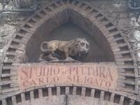 der Eingang zu einem Kunstatelier