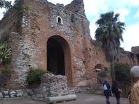 am Ausgang des griechisch-römischen Theaters 