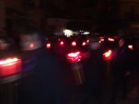 Unzählige Laternen leuchten in der Nacht. 