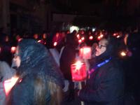 Die Lichter werden alle von Frauen getragen. 