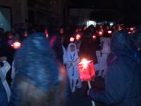 Ganz in Weiß gekleidete Mädchen gehen im Inneren der Prozession. 