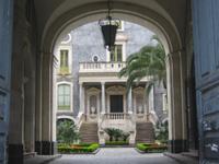 Eingang zur Universität 