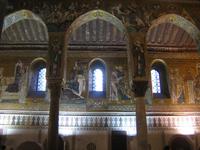 Die Wände sind mit unzähligen Mosaiken gestaltet, die Bibelgeschichten erzählen. 