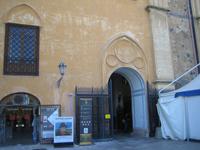 Von Außen ist die Pracht kaum zu ahnen. 