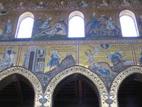 Auch hier sind die Wände mit Bibelgeschichten bedeckt. 