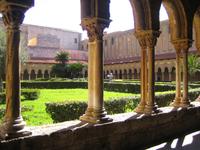 Blick zwischen den Säulen hindurch 