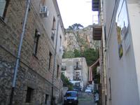 Die Stadt ist den Felsen hinauf gebaut. 