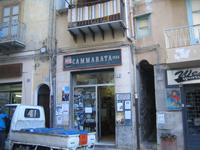 Schmale Durchgänge prägen die Stadt. 