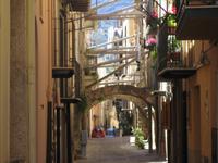 Straße mit kleiner Brücke