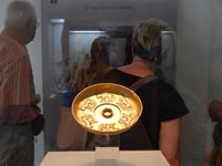 Fundstück und Wahrzeichen - Goldschale mit einem Relief von Stieren 