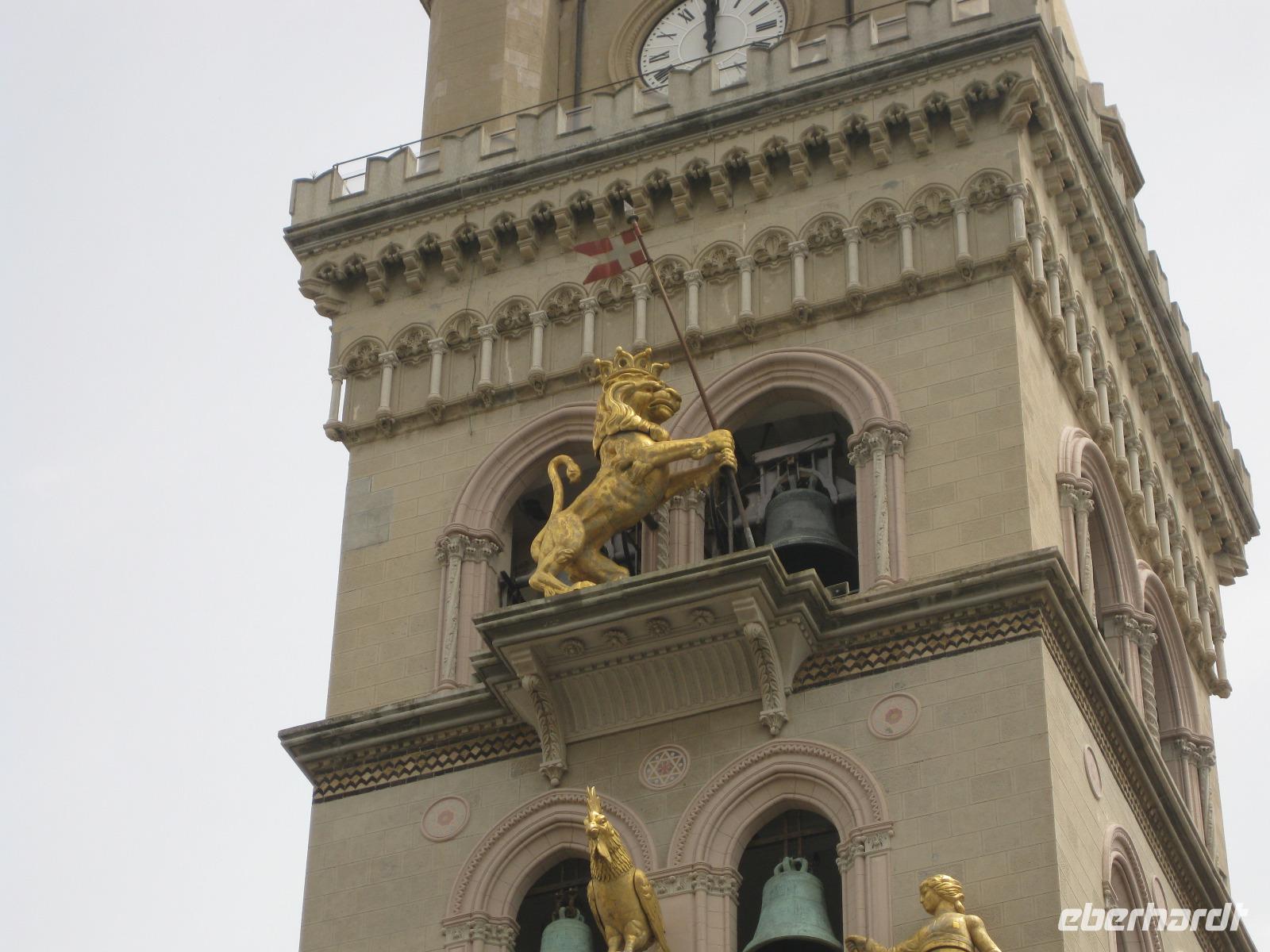 Es ist 12.00 Uhr mittags und das Glockenspiel des Campanile setzt sich in Bewegung 
