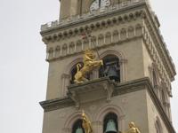 Es ist 12.00 Uhr mittags und das Glockenspiel des Campanile setzt sich in Bewegung 