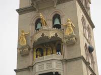 ... mit Szenen aus der Geschichte der Stadt  