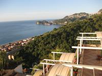 Blick am frühen Morgen vom Hotel Olimpo auf das Meer und Taormina
