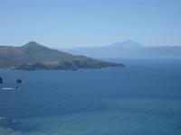Lipari - Panoramablick und im Hintergrund Sizilien mit dem Ätna
