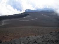 Eine Straße führt weiter hinauf 