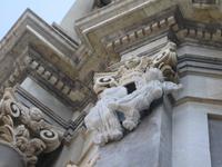 verhüllte Figuren an der Kathedrale 