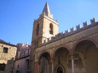 am zentralen Platz von Castellbuono 