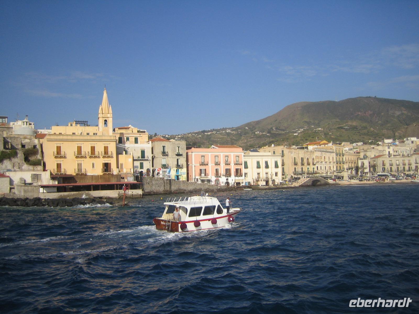 Einfahrt in den Hafen 