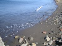 am schwarzen Sandstrand ... 