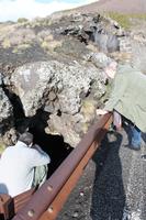 Durch Lava geformte Höhle am Straßenrand (4)
