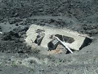 von Lava umschlossenes Haus