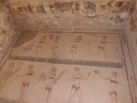  die berühmten Bikinimädchen und Reste der Wandbemalung