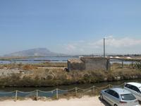  Blick zu den Salinen bei Trapan i- im Hintergrund Erice