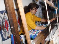  Hier werden noch typische Wandteppiche gewebt.