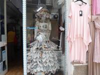  papierene Schaufensterpuppe in Lipari