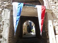  Fahnenschmuck zum Volksfest in Montalbano