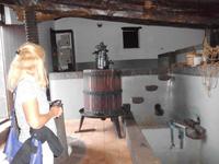  alte Geräte zur Käseproduktion