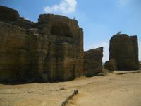 Stadtmauer mit Grablagen