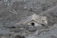 Durch Lava verschüttetes Haus im Ätna-Gebiet