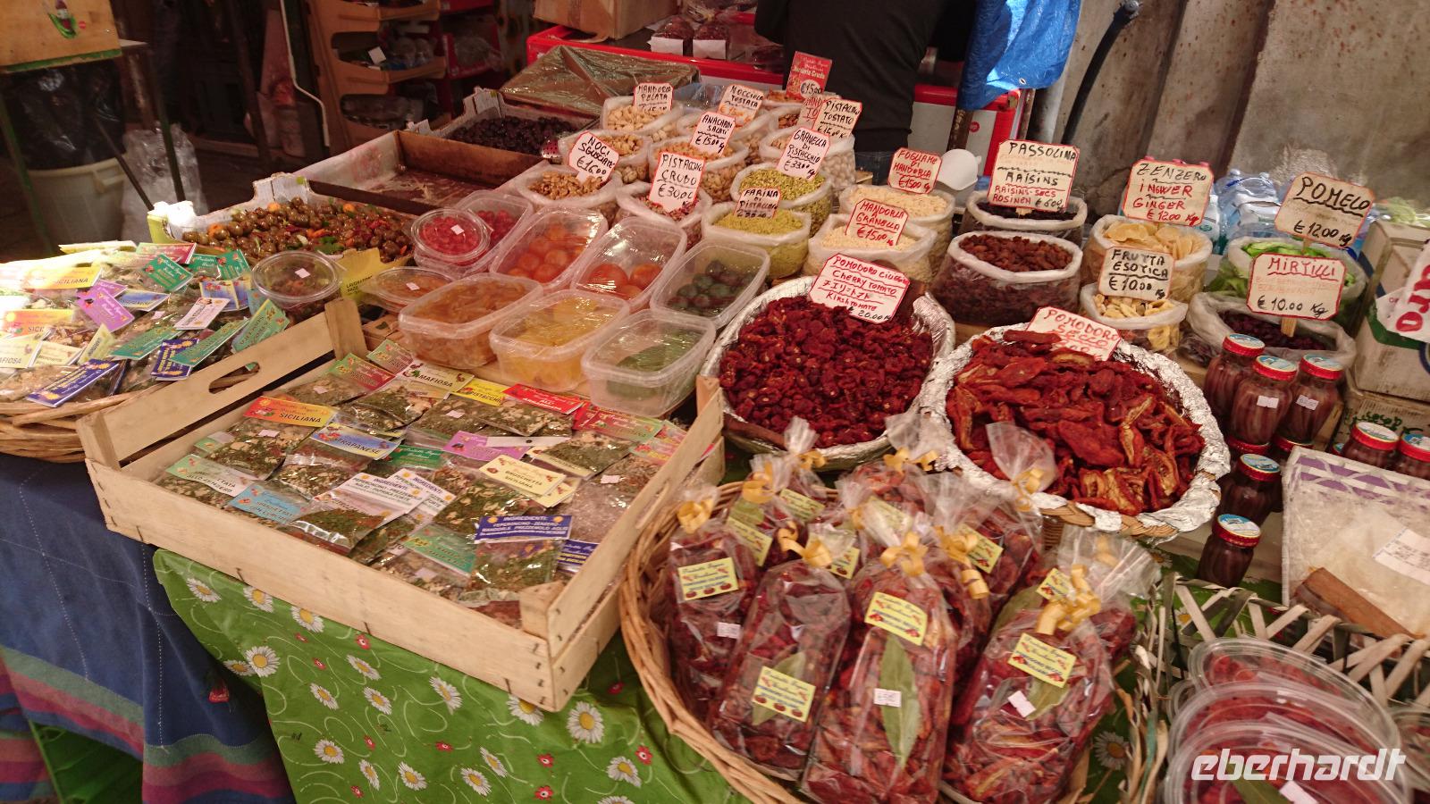 Gewürze auf dem arabischen Markt in Palermo